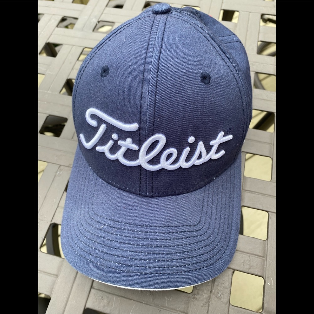 NWOT Titleist - Mens navy & white embroidered logo Pro VI Cap, Adjustable strap